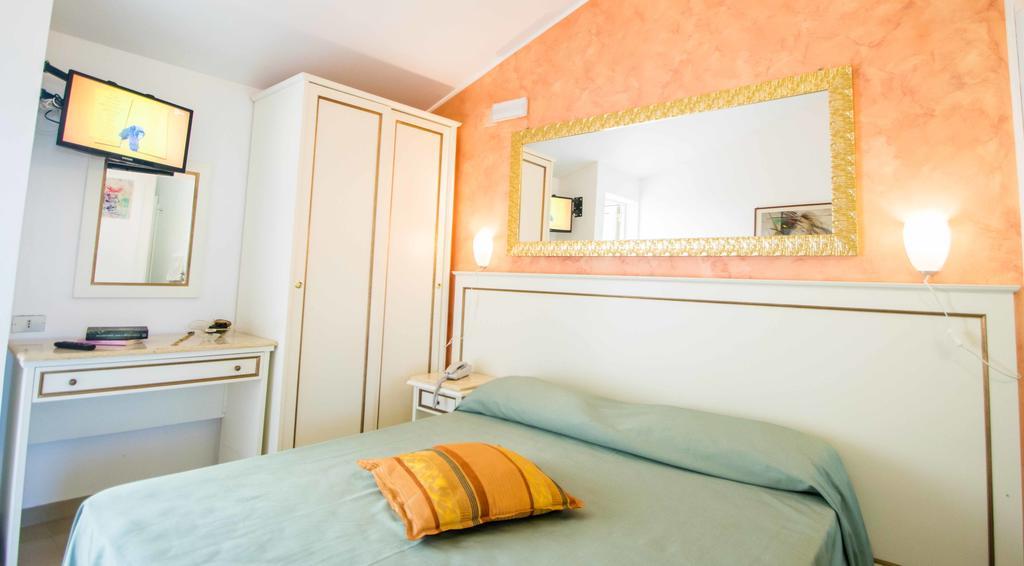 Hotel Resort Rocca Di Vadaro Capo Vaticano Zimmer foto