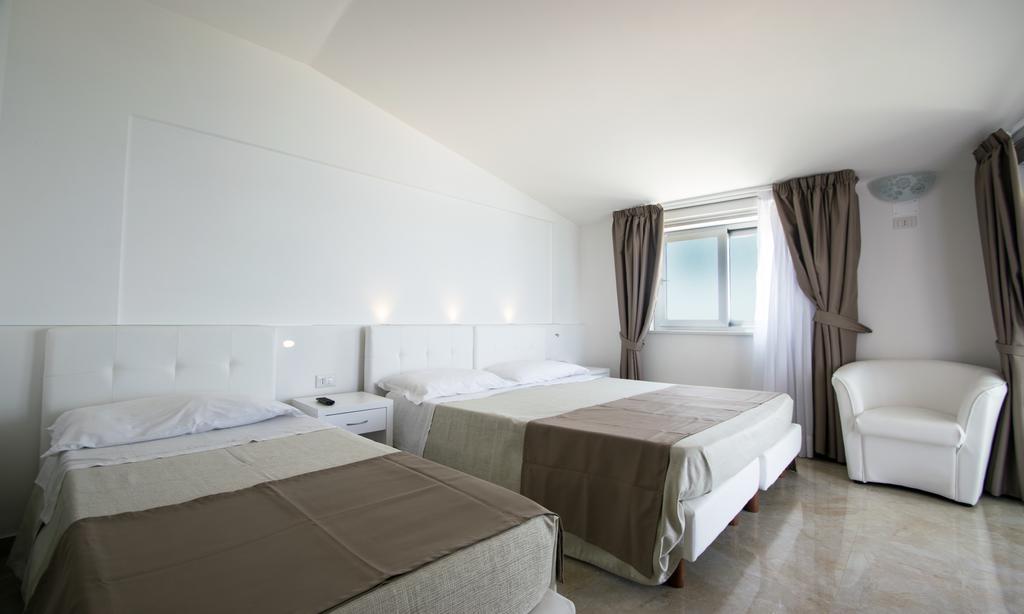 Hotel Resort Rocca Di Vadaro Capo Vaticano Zimmer foto
